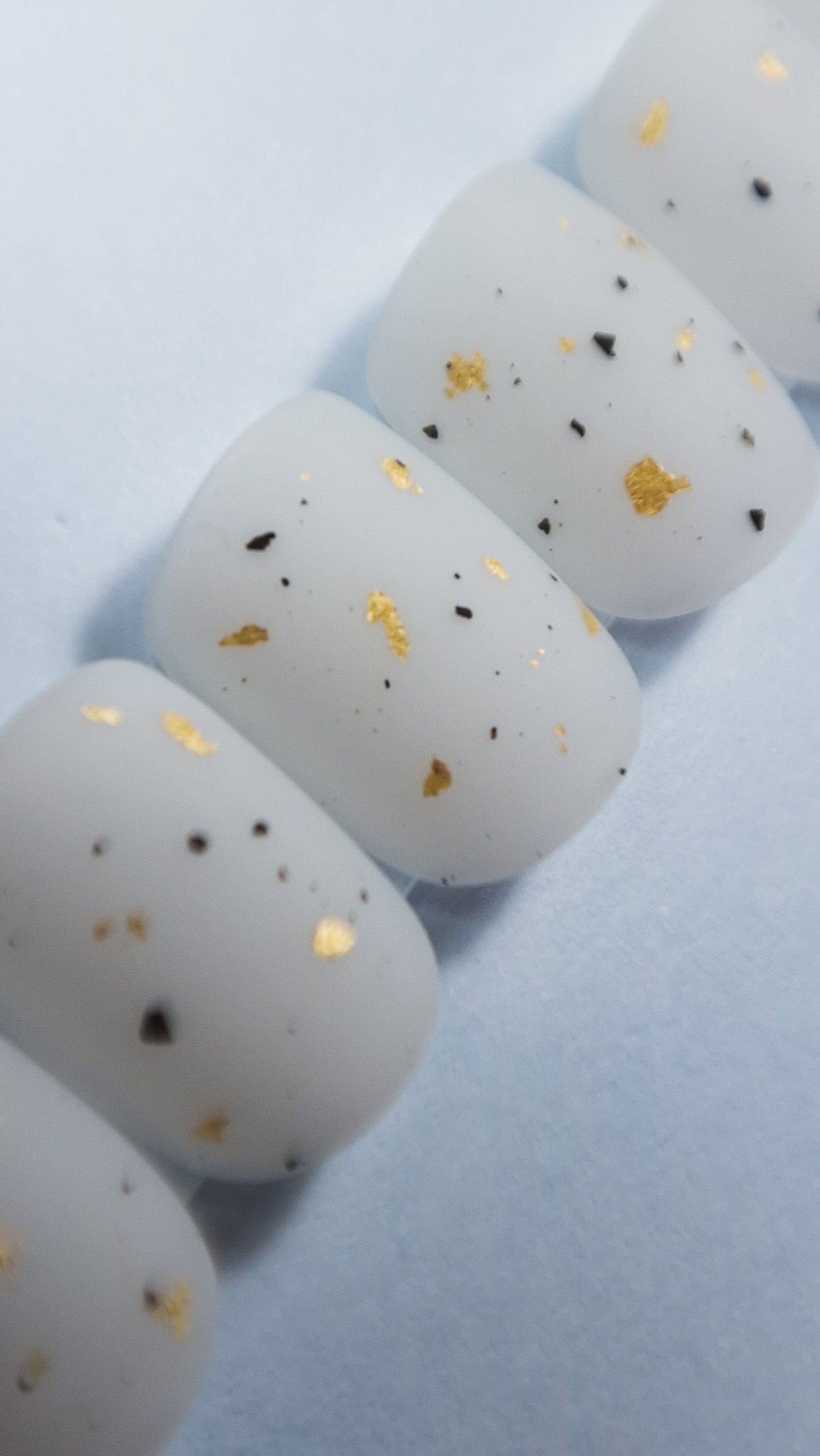 Minimal speckled | Press on nails