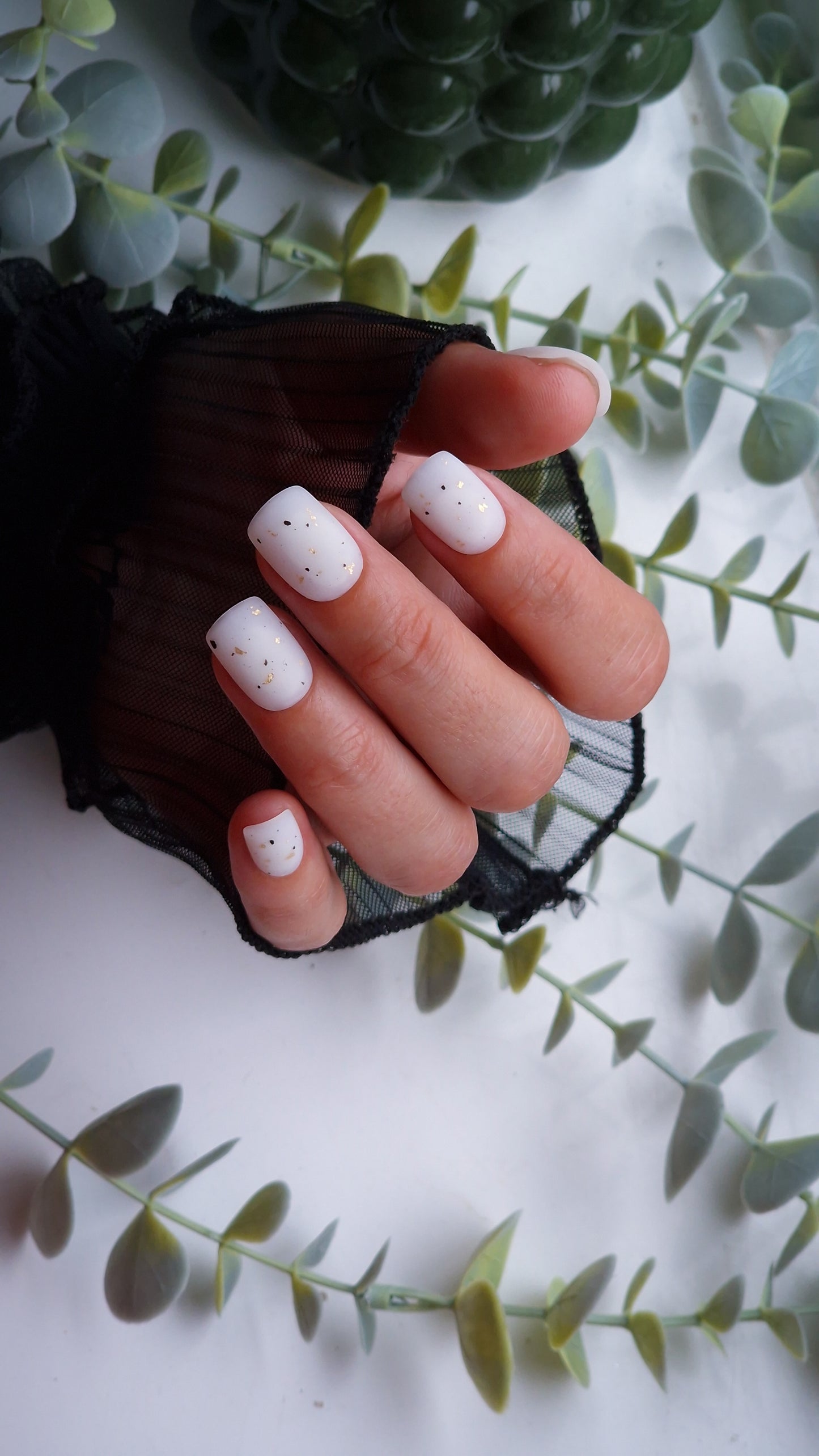 Minimal speckled | Press on nails