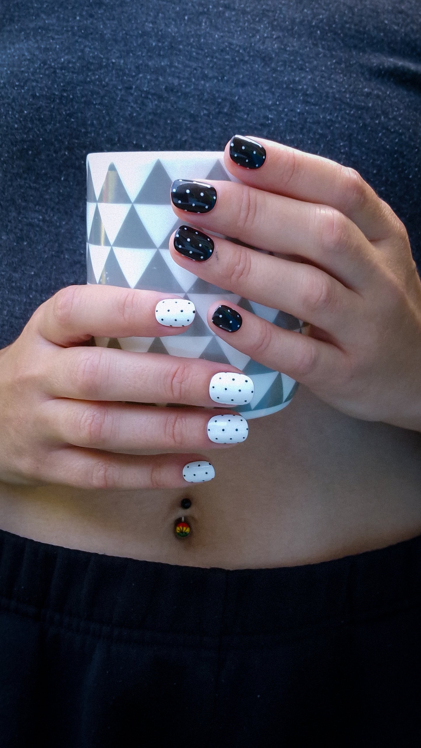 Monochrome polka dots | Press on nails