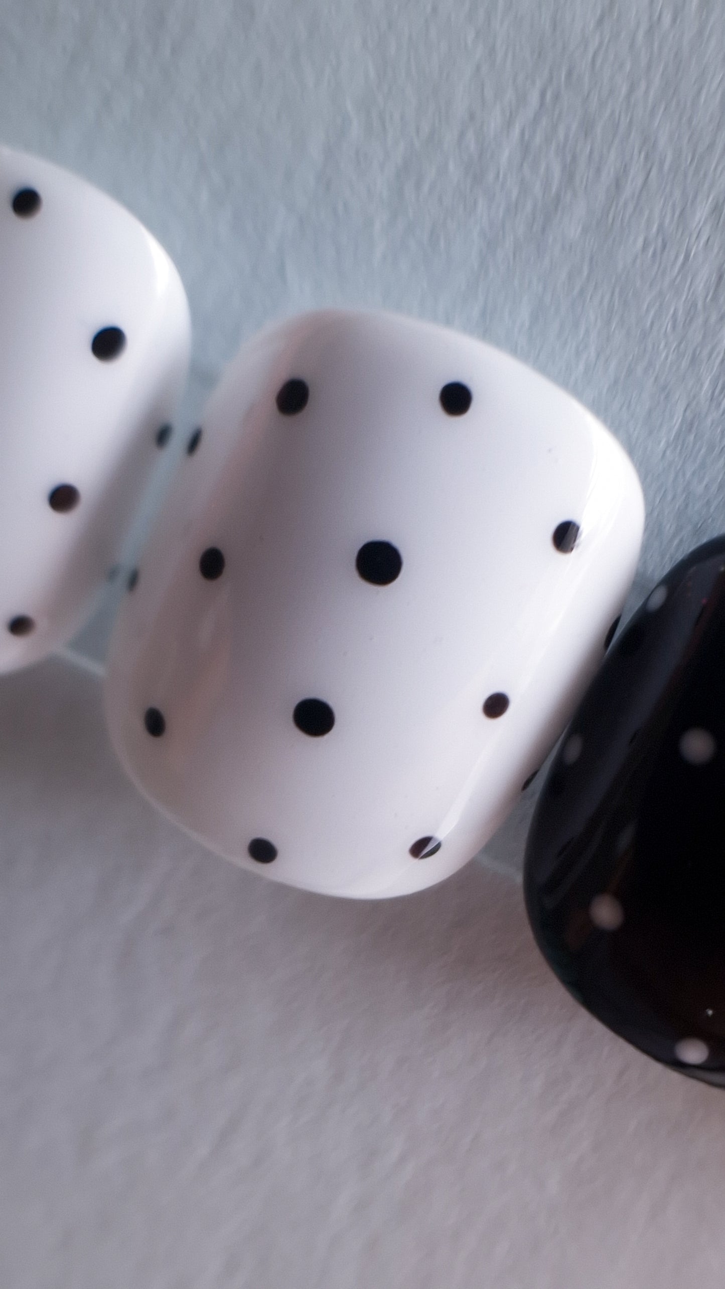 Monochrome polka dots | Press on nails