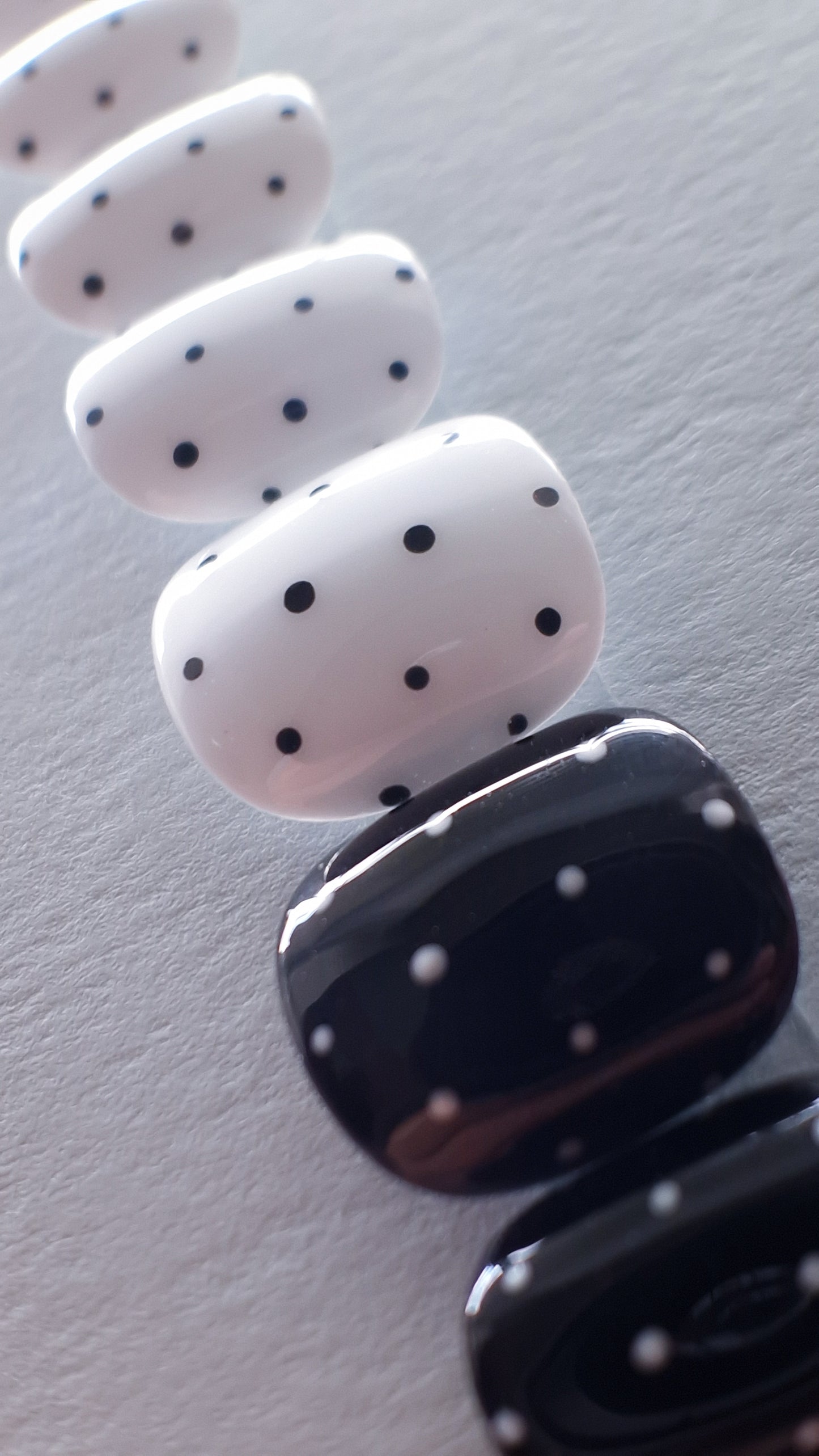 Monochrome polka dots | Press on nails