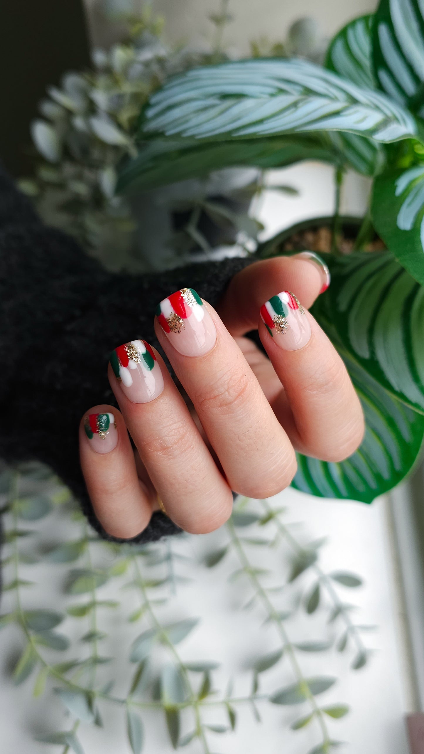 Abstract festive tips | Press on nails
