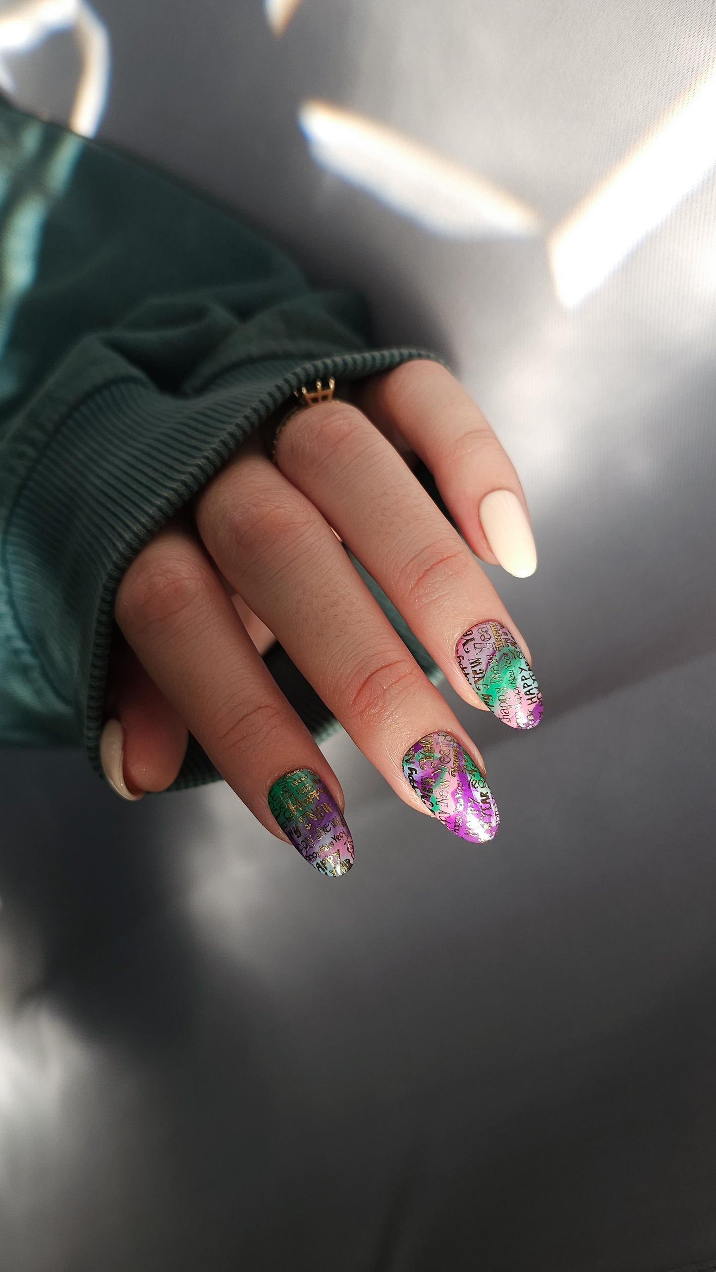 Vibrant overlap | Press on nails