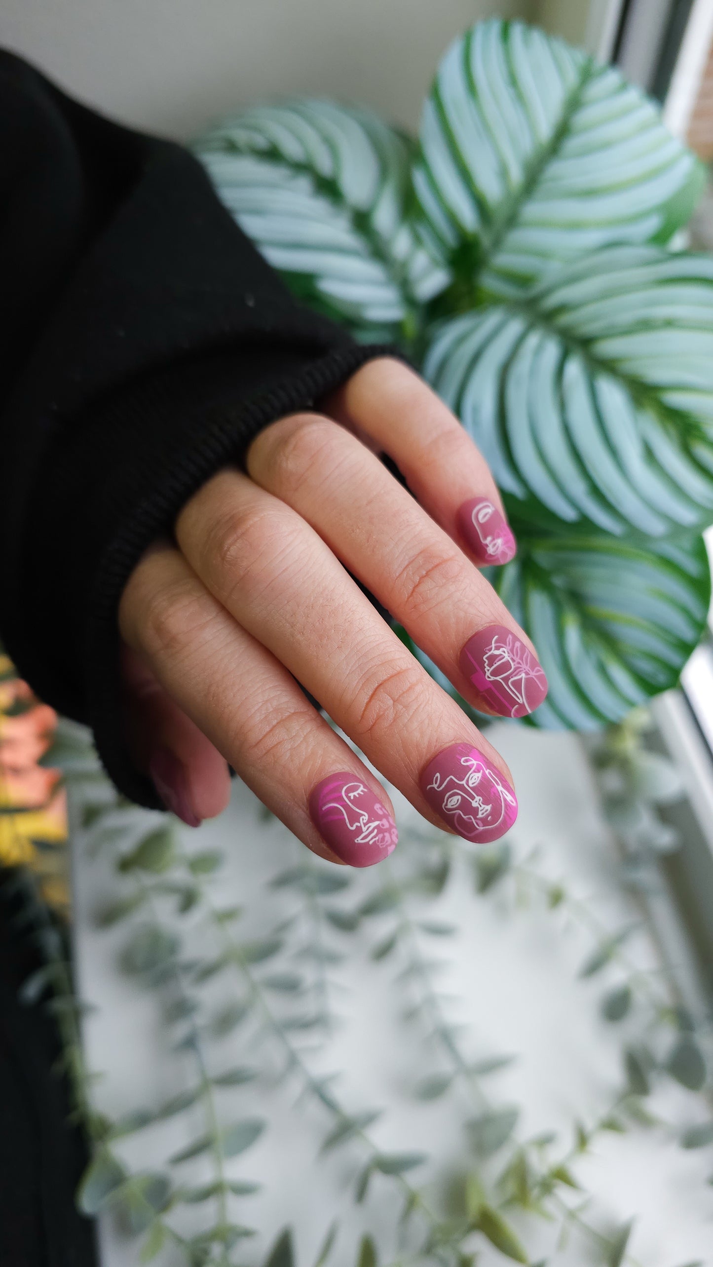 Faces | Press on nails