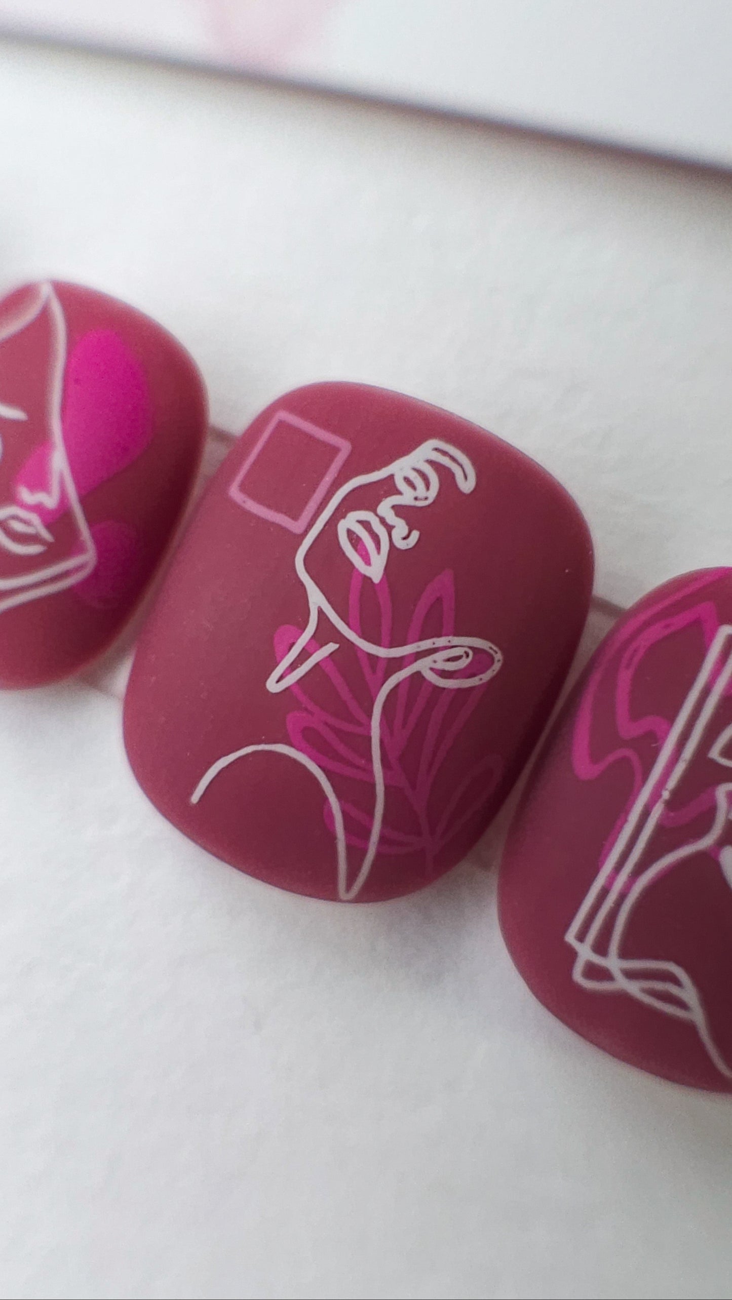 Faces | Press on nails