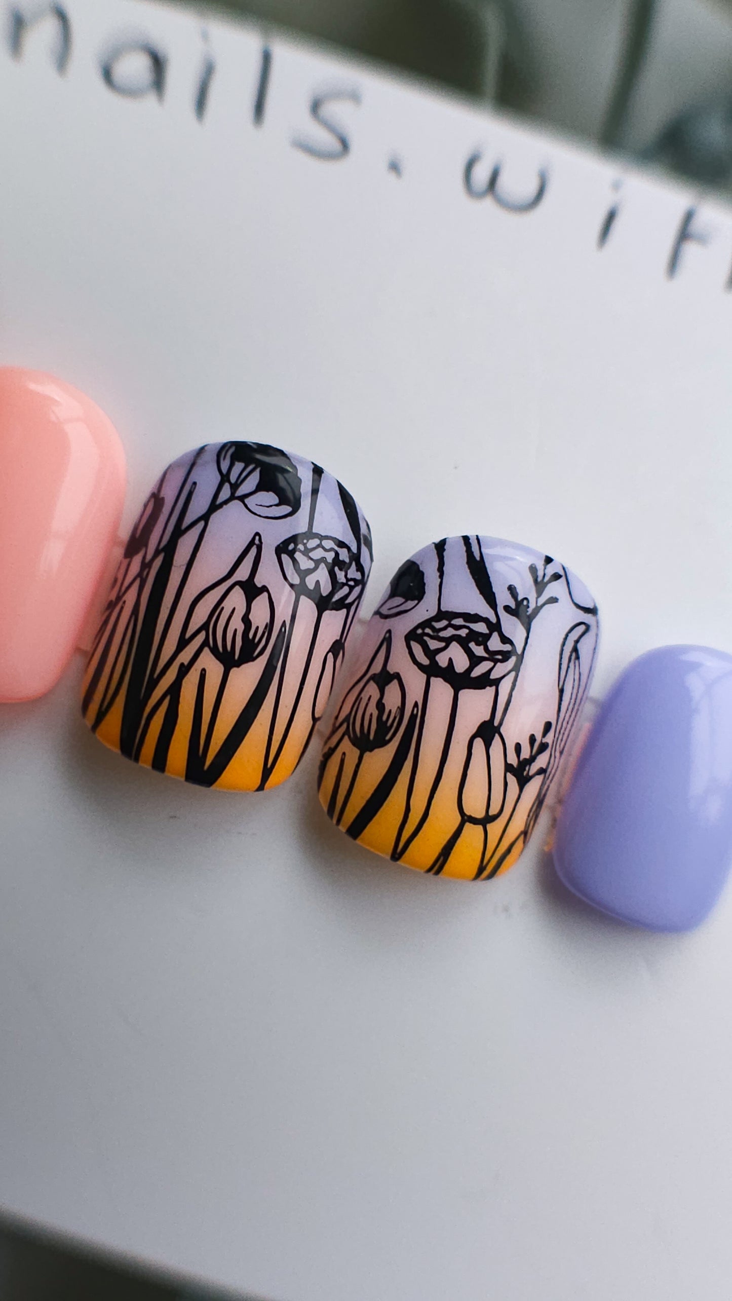 Flowers on gradient | Press on nails