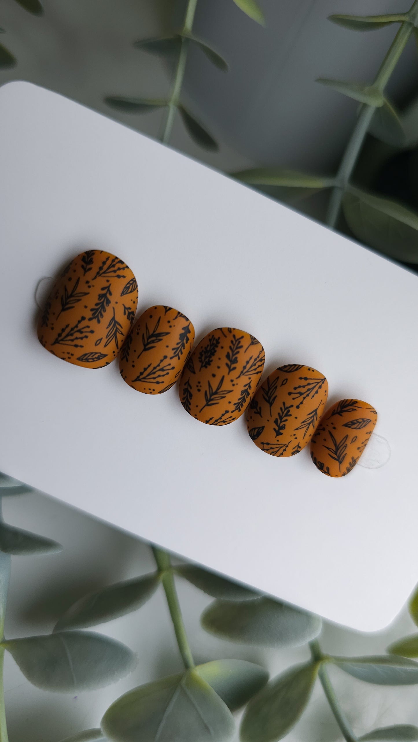 Seasonal leaves | Press on nails