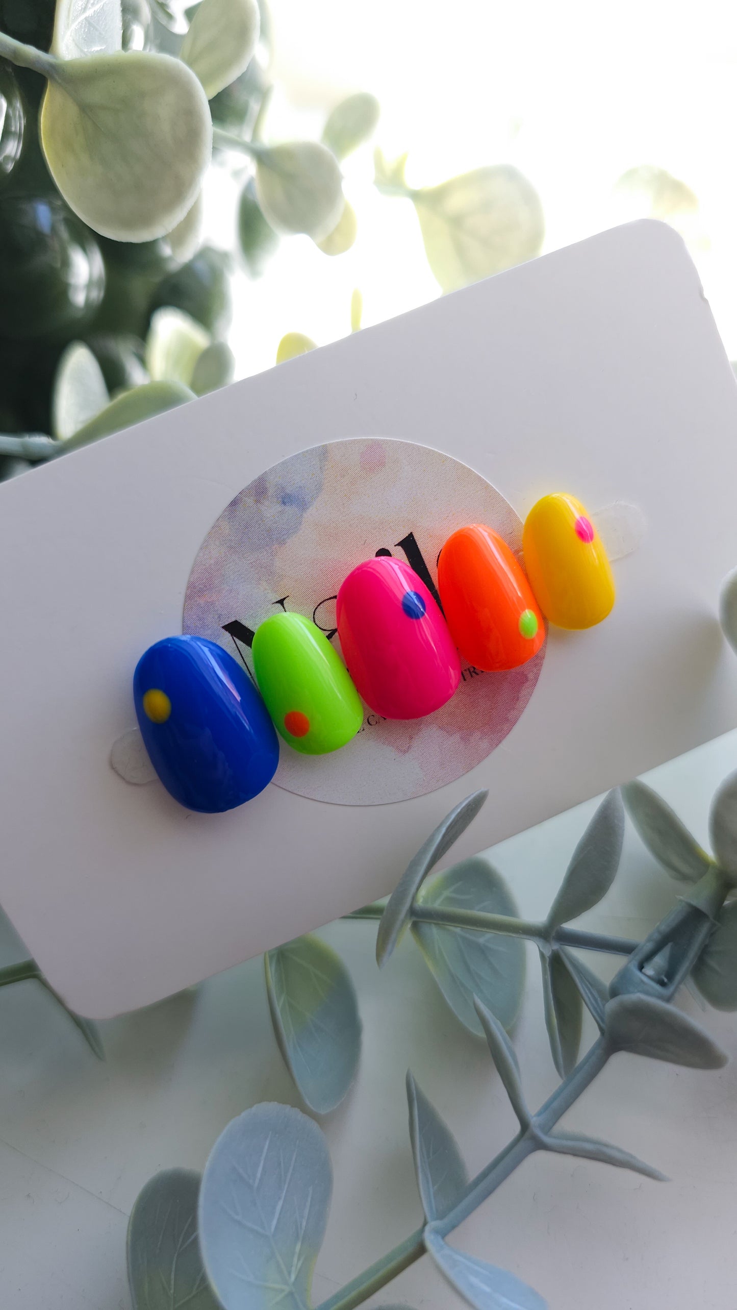 Single dotted neons | Press on nails