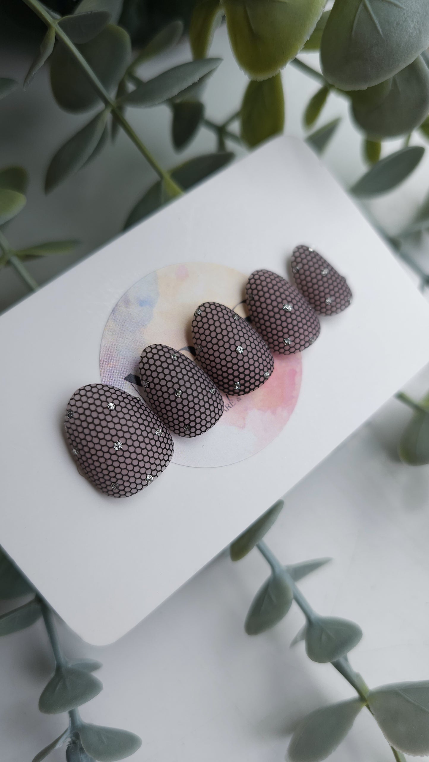 Fishnet glam | Press on nails
