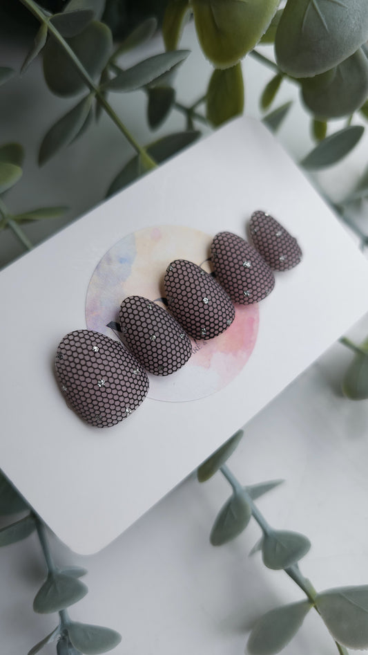 Fishnet glam | Press on nails