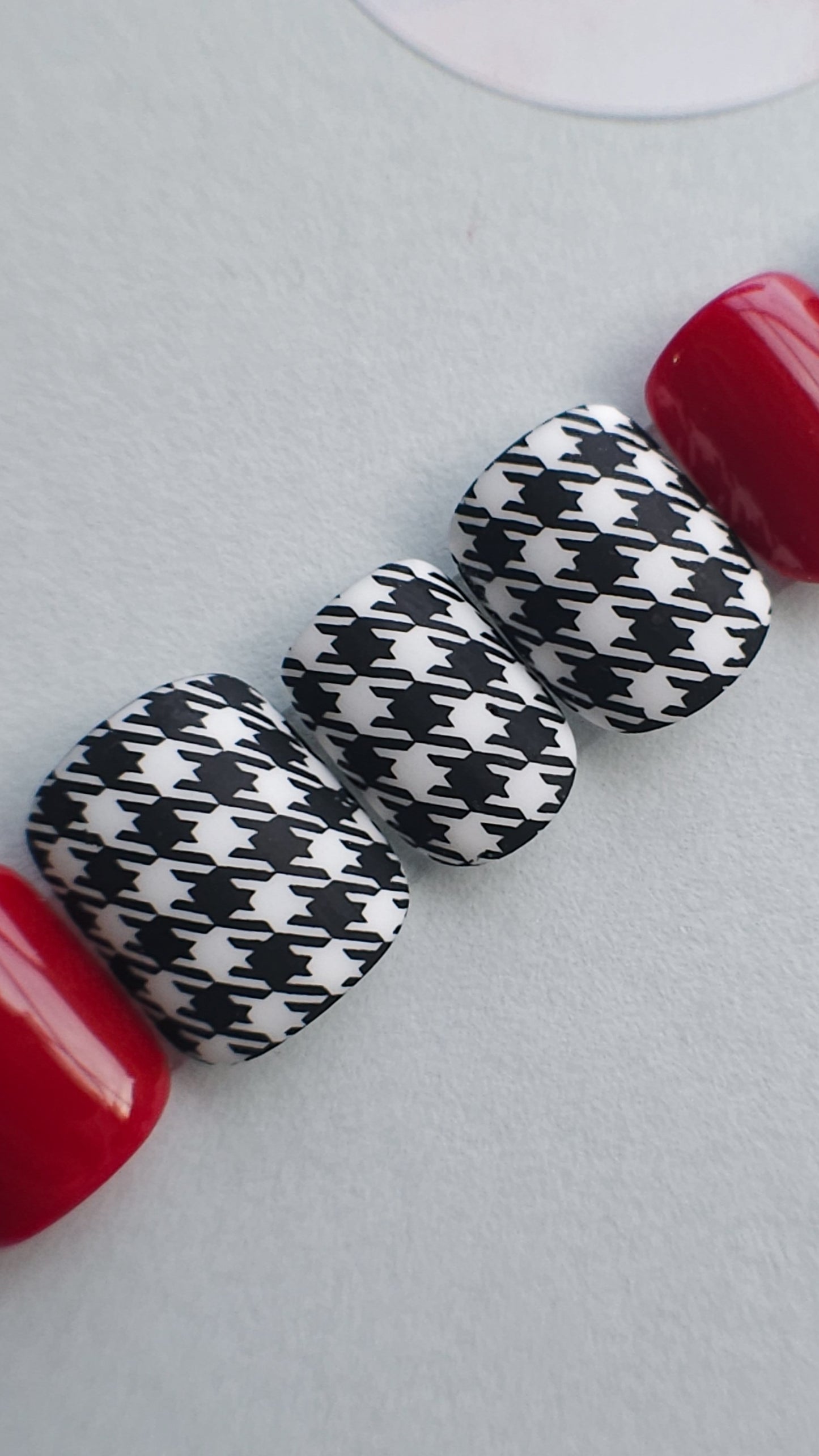 Hot houndstooth | Press on nails