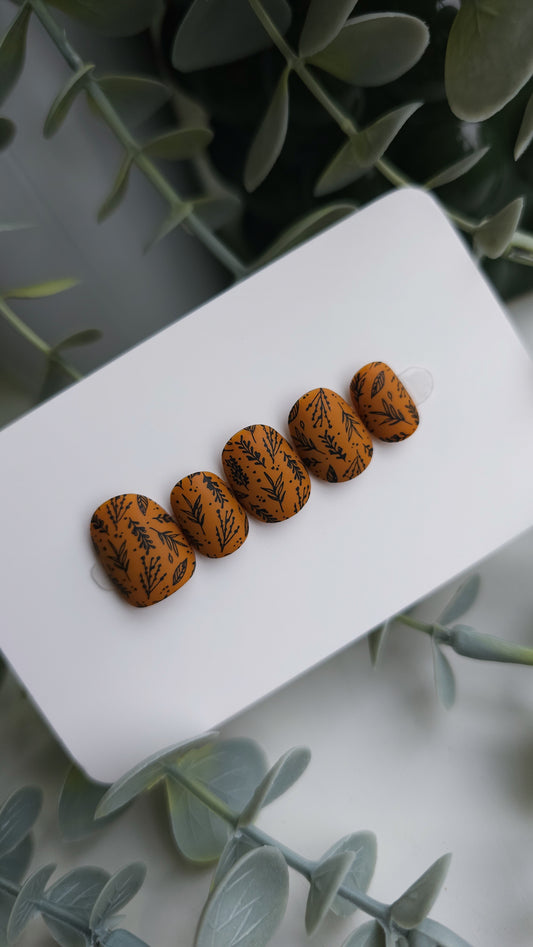 Seasonal leaves | Press on nails