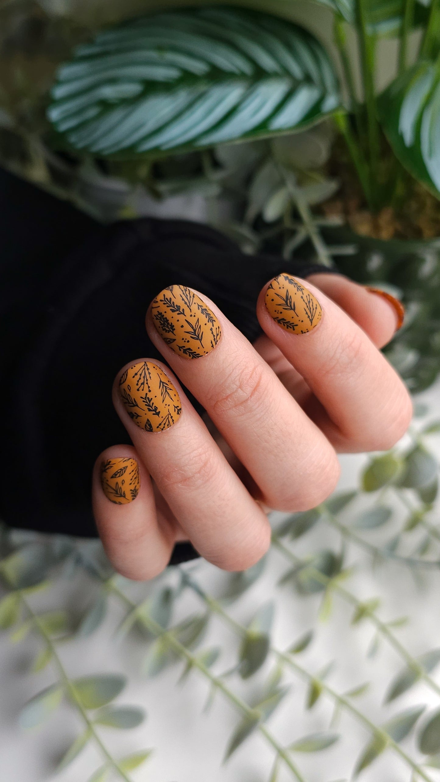 Seasonal leaves | Press on nails