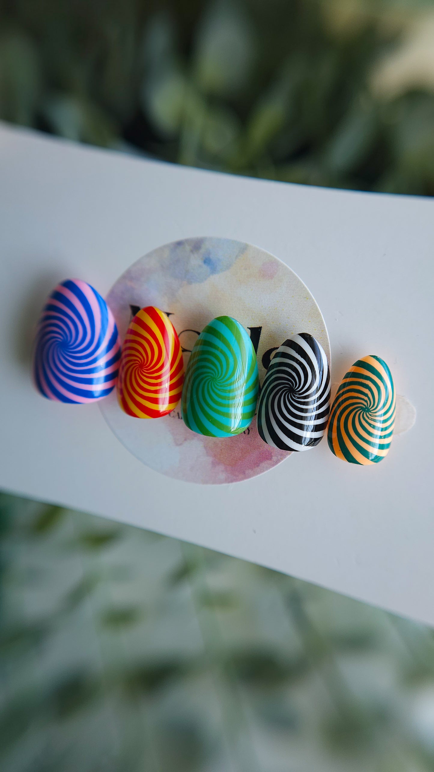 Hypnotic spirals | Press on nails