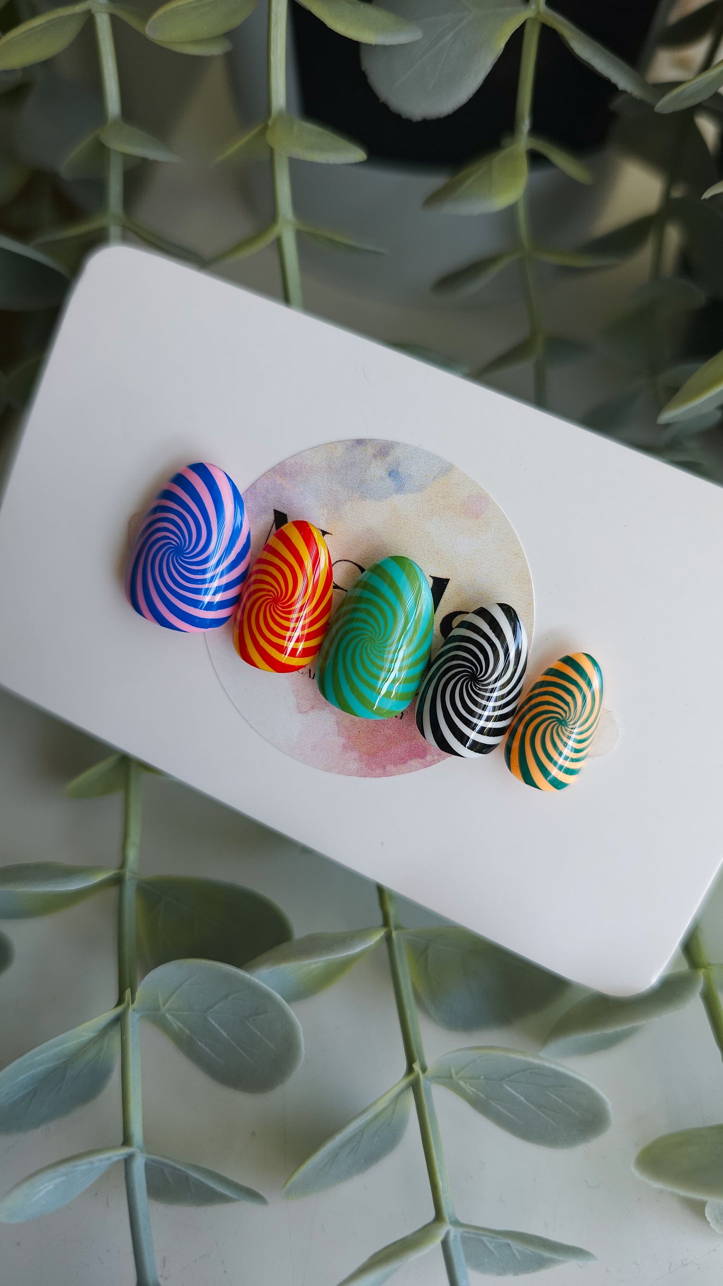Hypnotic spirals | Press on nails