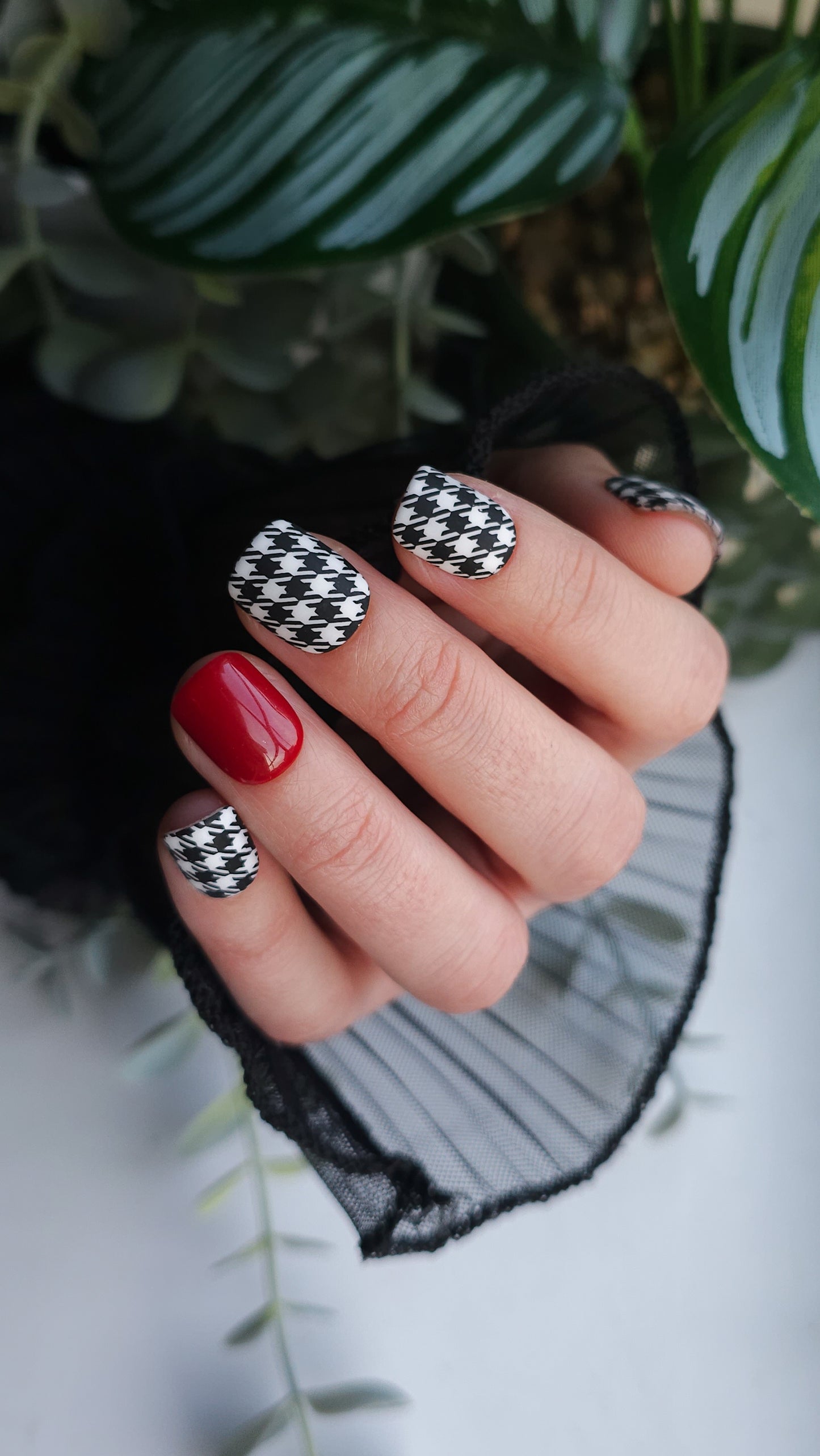 Hot houndstooth | Press on nails