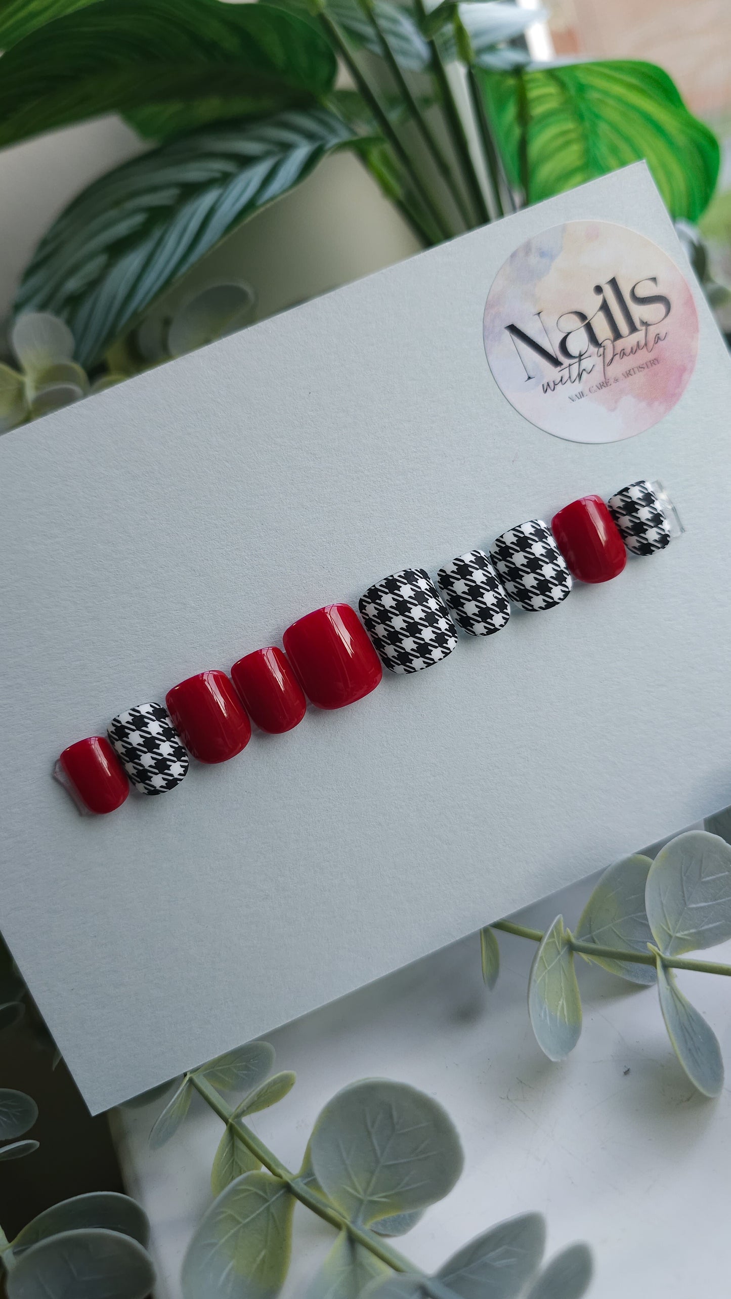 Hot houndstooth | Press on nails