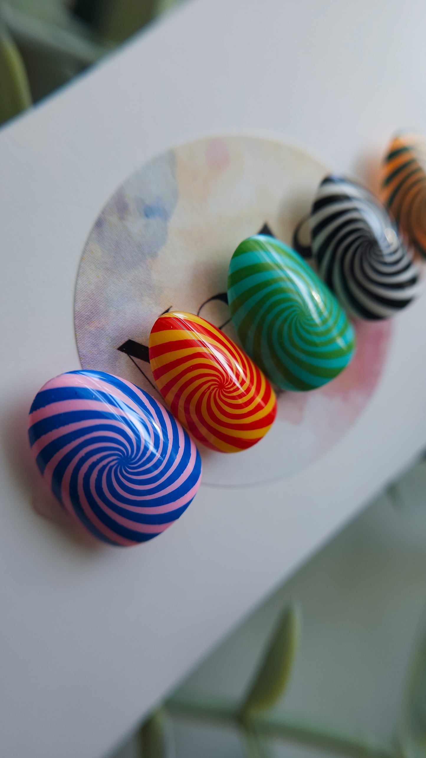 Hypnotic spirals | Press on nails