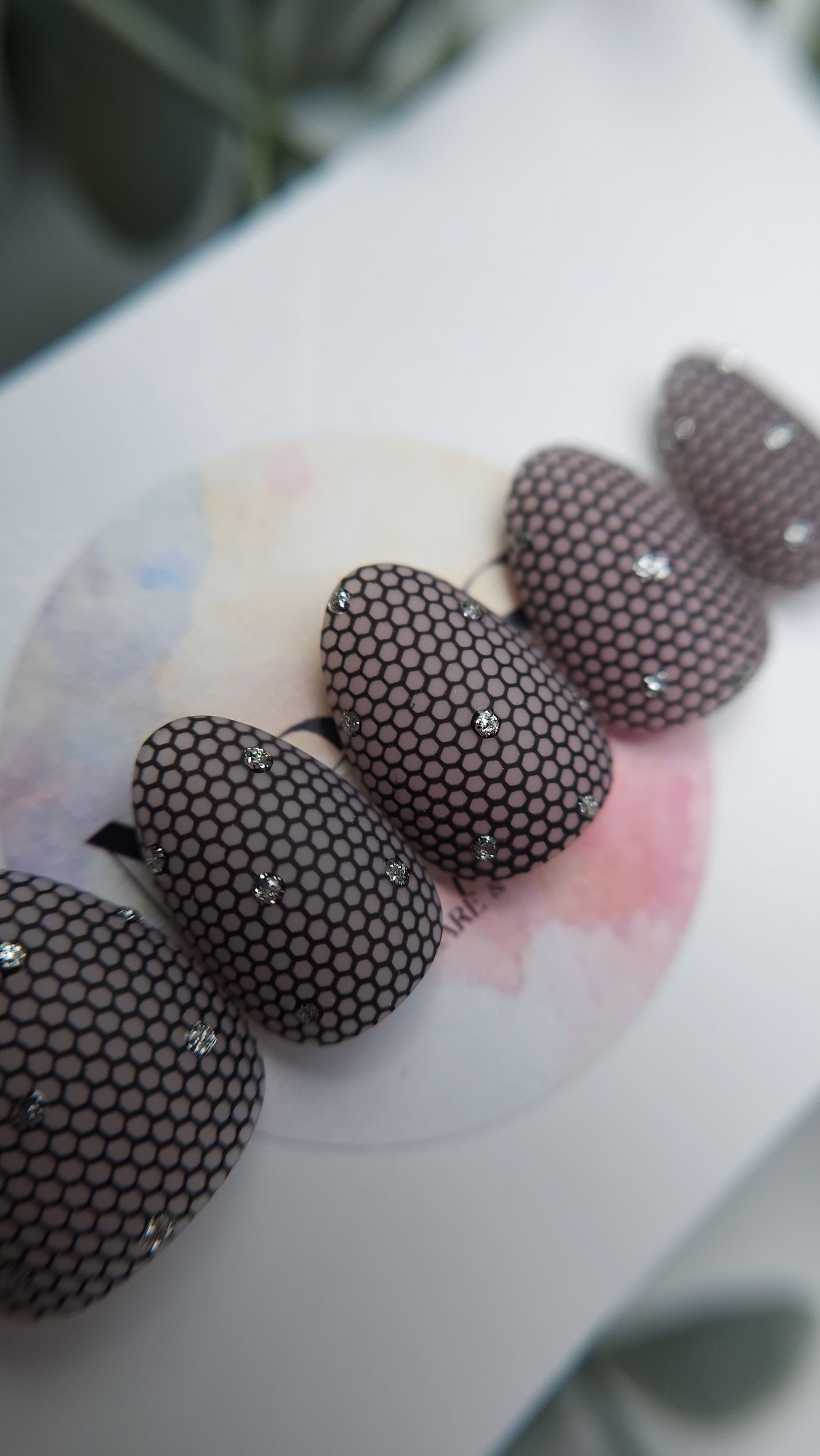 Fishnet glam | Press on nails