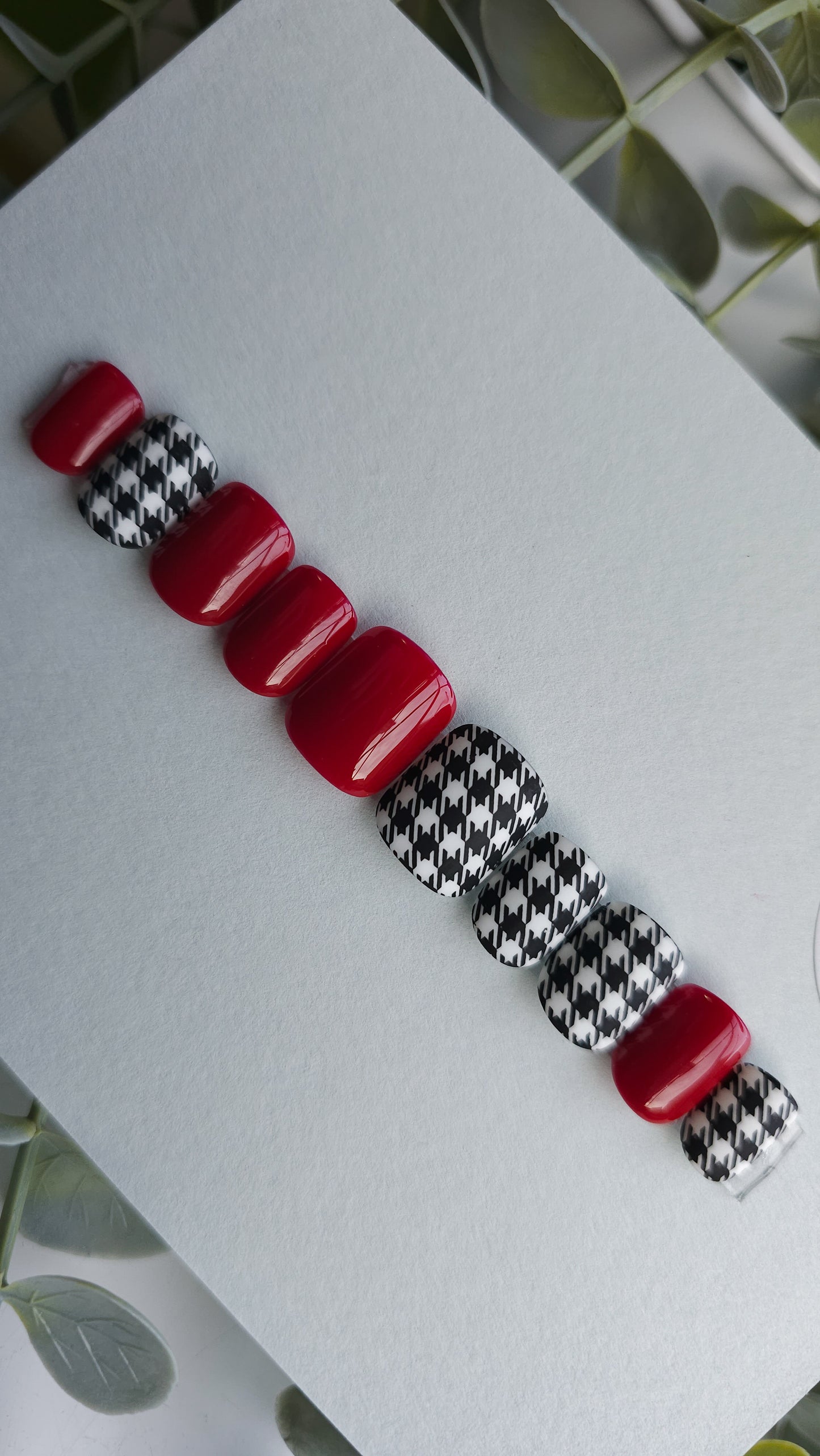Hot houndstooth | Press on nails